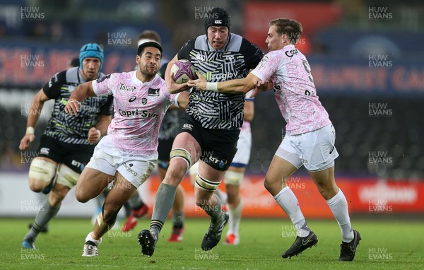 081218 - Ospreys v Stade Francais - European Challenge Cup - Adam Beard of Ospreys is tackled by Mailetoa Hingano and Clement Daguin of Stade Francais