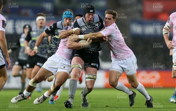 081218 - Ospreys v Stade Francais - European Challenge Cup - Adam Beard of Ospreys is tackled by Mailetoa Hingano and Clement Daguin of Stade Francais