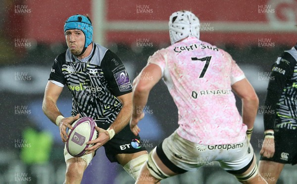 081218 - Ospreys v Stade Francais - European Challenge Cup - Justin Tipuric of Ospreys is challenged by Hendre Stassen of Stade Francais