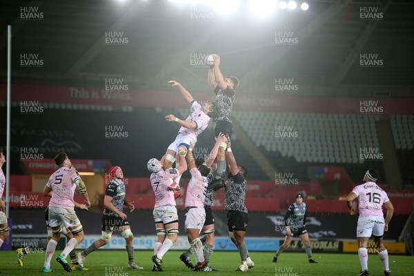 081218 - Ospreys v Stade Francais - European Challenge Cup - Olly Cracknell of Ospreys wins the line out