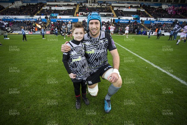 081218 - Ospreys v Stade Francais - European Challenge Cup - Justin Tipuric of Ospreys with mascot