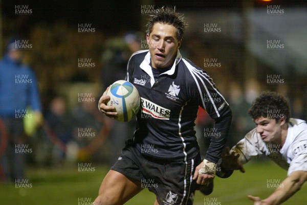 160104Neath Swansea Ospreys v Toulouse  Ospreys Gavin Henson beats Nicolas JeanJean to score try  