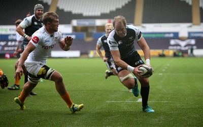 080918 - Ospreys v Toyota Cheetahs - Guinness PRO14 - Alun Wyn Jones of Ospreys dives over the line to score a try