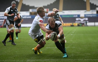 080918 - Ospreys v Toyota Cheetahs - Guinness PRO14 - Alun Wyn Jones of Ospreys dives over the line to score a try