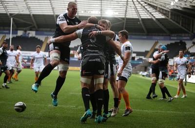 080918 - Ospreys v Toyota Cheetahs - Guinness PRO14 - Alun Wyn Jones of Ospreys dives over the line to score a try