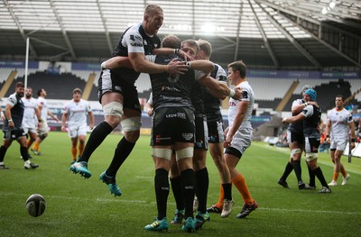 080918 - Ospreys v Toyota Cheetahs - Guinness PRO14 - Alun Wyn Jones of Ospreys dives over the line to score a try