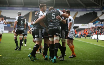 080918 - Ospreys v Toyota Cheetahs - Guinness PRO14 - Alun Wyn Jones of Ospreys dives over the line to score a try