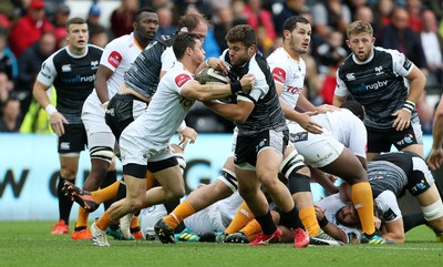 080918 - Ospreys v Toyota Cheetahs - Guinness PRO14 - Nicky Smith of Ospreys gets the ball from Shaun Venter of Cheetahs