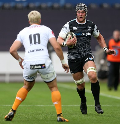 080918 - Ospreys v Toyota Cheetahs - Guinness PRO14 - Dan Lydiate of Ospreys takes on Tian Schoeman of Cheetahs