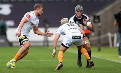 080918 - Ospreys v Toyota Cheetahs - Guinness PRO14 - Dan Lydiate of Ospreys is tackled by Aidon Davis and Tian Schoeman of Cheetahs