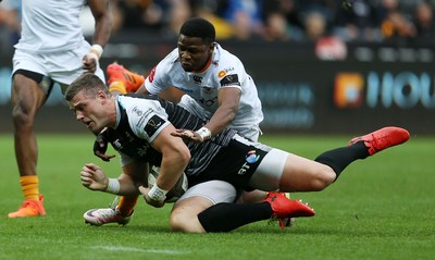 080918 - Ospreys v Toyota Cheetahs - Guinness PRO14 - Scott Williams of Ospreys tries to get the ball over the line but is stopped by Malcom Jaer of Cheetahs