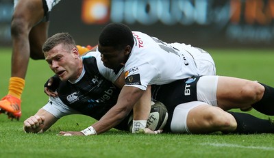 080918 - Ospreys v Toyota Cheetahs - Guinness PRO14 - Scott Williams of Ospreys tries to get the ball over the line but is stopped by Malcom Jaer of Cheetahs