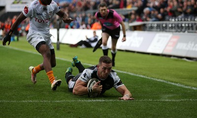 080918 - Ospreys v Toyota Cheetahs - Guinness PRO14 - George North of Ospreys dives in to score a try