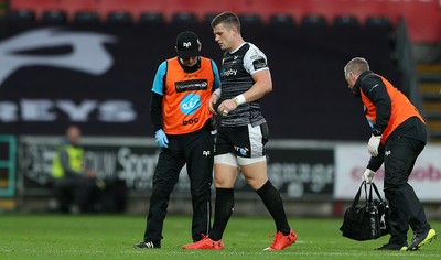 080918 - Ospreys v Toyota Cheetahs - Guinness PRO14 - Scott Williams of Ospreys leaves the field injured