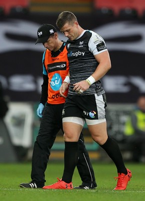 080918 - Ospreys v Toyota Cheetahs - Guinness PRO14 - Scott Williams of Ospreys leaves the field injured