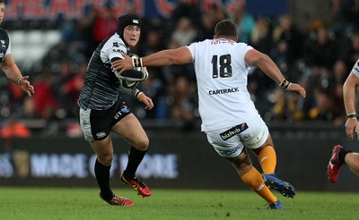 080918 - Ospreys v Toyota Cheetahs - Guinness PRO14 - Sam Davies of Ospreys is challenged by Aranos Coetzee of Cheetahs