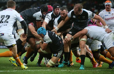 080918 - Ospreys v Toyota Cheetahs - Guinness PRO14 - Justin Tipuric of Ospreys dives over to score a try