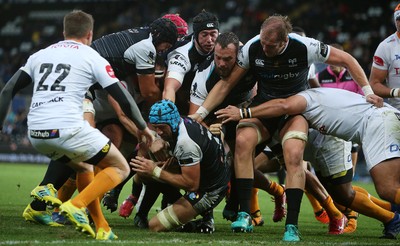 080918 - Ospreys v Toyota Cheetahs - Guinness PRO14 - Justin Tipuric of Ospreys dives over to score a try