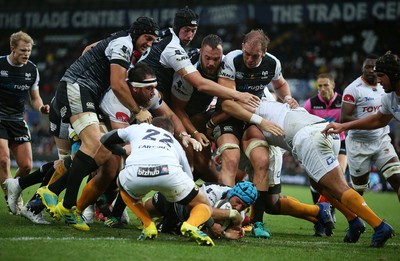 080918 - Ospreys v Toyota Cheetahs - Guinness PRO14 - Justin Tipuric of Ospreys dives over to score a try