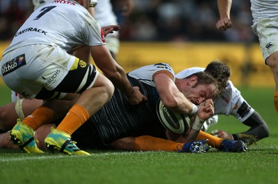 080918 - Ospreys v Toyota Cheetahs - Guinness PRO14 - Alun Wyn Jones of Ospreys charges over the line to score a try