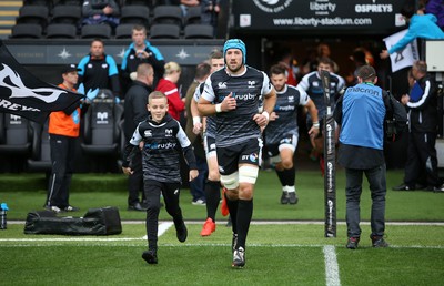 080918 - Ospreys v Toyota Cheetahs - Guinness PRO14 - Justin Tipuric of Ospreys runs out with the mascot