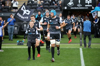 080918 - Ospreys v Toyota Cheetahs - Guinness PRO14 - Justin Tipuric of Ospreys runs out with the mascot