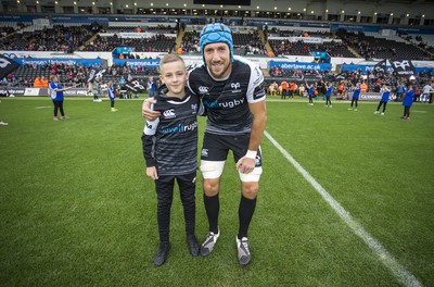 080918 - Ospreys v Toyota Cheetahs - Guinness PRO14 - Justin Tipuric of Ospreys runs out with the mascot