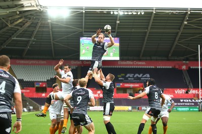 080918 - Ospreys v Edinburgh - GuinnessPro14 - Alun Wyn Jones of Ospreys wins line out ball