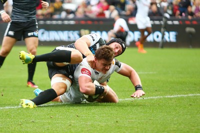 080918 - Ospreys v Edinburgh - GuinnessPro14 - Jasper Wiese of Cheetahs scores a try