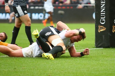 080918 - Ospreys v Edinburgh - GuinnessPro14 - Jasper Wiese of Cheetahs scores a try