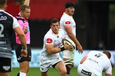 080918 - Ospreys v Edinburgh - GuinnessPro14 - Shaun Venter of Cheetahs takes a quick tap penalty