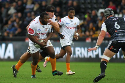 080918 - Ospreys v Edinburgh - GuinnessPro14 - Ox Nche of Cheetahs takes on Dan Lydiate of Ospreys