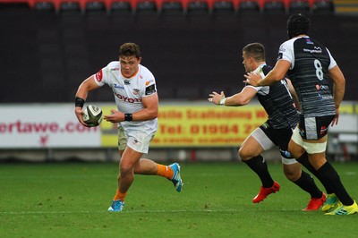 080918 - Ospreys v Edinburgh - GuinnessPro14 - Jasper Wiese of Cheetahs takes on Scott Williams of Ospreys