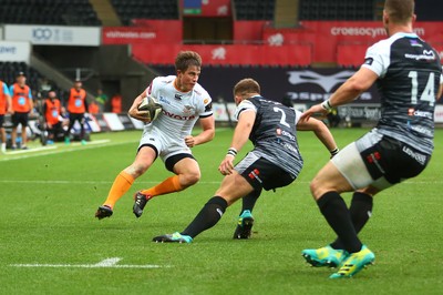 080918 - Ospreys v Edinburgh - GuinnessPro14 - Rabz Rabz Maxwane of Cheetahs takes on Scott Otten of Ospreys