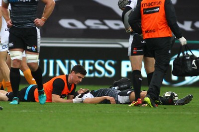 080918 - Ospreys v Edinburgh - GuinnessPro14 - Dan Evans of Ospreys receives treatment before leaving the field for a HIA