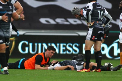 080918 - Ospreys v Edinburgh - GuinnessPro14 - Dan Evans of Ospreys receives treatment before leaving the field for a HIA