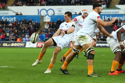 080918 - Ospreys v Edinburgh - GuinnessPro14 - Shaun Venter of Cheetahs kicks for position