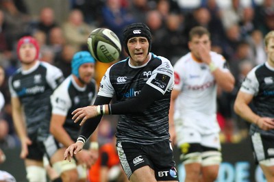 080918 - Ospreys v Edinburgh - GuinnessPro14 - Sam Davies of Ospreys spreads the ball wide