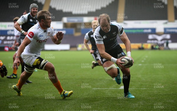 080918 - Ospreys v Toyota Cheetahs - Guinness PRO14 - Alun Wyn Jones of Ospreys dives over the line to score a try