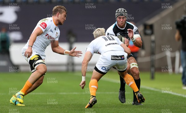 080918 - Ospreys v Toyota Cheetahs - Guinness PRO14 - Dan Lydiate of Ospreys is tackled by Aidon Davis and Tian Schoeman of Cheetahs