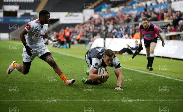 080918 - Ospreys v Toyota Cheetahs - Guinness PRO14 - George North of Ospreys dives in to score a try