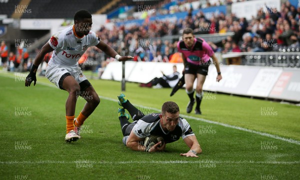 080918 - Ospreys v Toyota Cheetahs - Guinness PRO14 - George North of Ospreys dives in to score a try