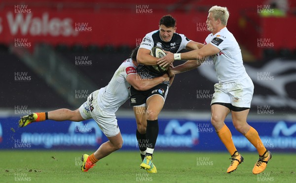 080918 - Ospreys v Toyota Cheetahs - Guinness PRO14 - Owen Watkin of Ospreys is tackled by Nico Lee and Tian Schoeman of Cheetahs