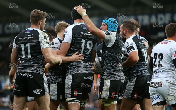 080918 - Ospreys v Toyota Cheetahs - Guinness PRO14 - Justin Tipuric of Ospreys celebrates with team mates after scoring a try