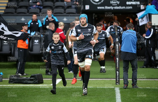 080918 - Ospreys v Toyota Cheetahs - Guinness PRO14 - Justin Tipuric of Ospreys runs out with the mascot