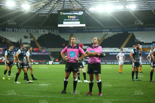 080918 - Ospreys v Edinburgh - GuinnessPro14 - Referee Andrew Brace confers with the TMO to disallow a Cheetah try