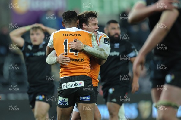 240218 - Ospreys v Toyota Cheetahs - Guinness PRO14 -  Craig Barry of Toyota Cheetahs is congratulated by Nico Lee of Toyota Cheetahs after scoring his try