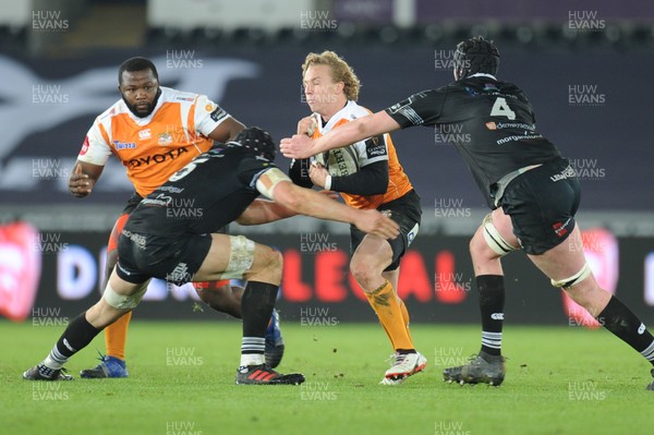 240218 - Ospreys v Toyota Cheetahs - Guinness PRO14 -  Fred Zeilinga of Toyota Cheetahs is tackled by Adam Beard of Ospreys and James King of Ospreys