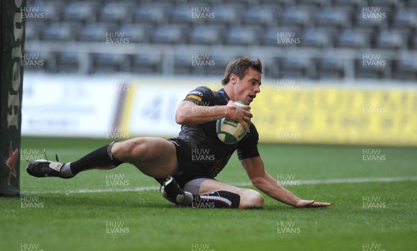 06.12.08 - Ospreys v Benetton Treviso - Heineken Cup - Ospreys Tommy Bowe scores his third try. 