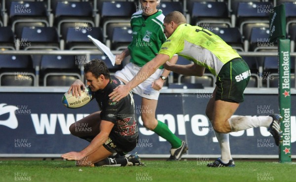 06.12.08 - Ospreys v Benetton Treviso - Heineken Cup - Ospreys Lee Byrne scores try 